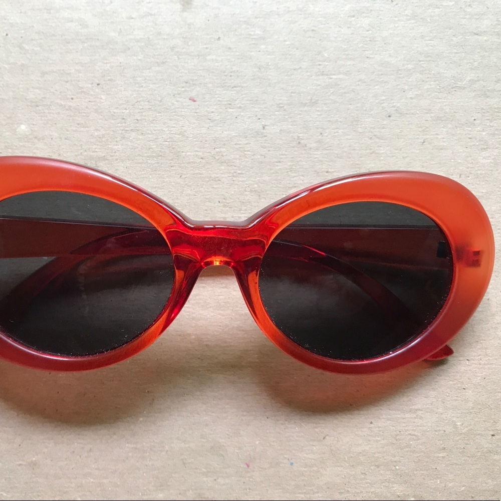 🌺 Oval red sunglasses